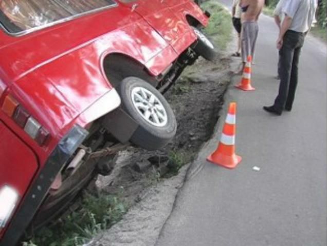 У Києві перекинувся мікроавтобус і мало не злетів з греблі 