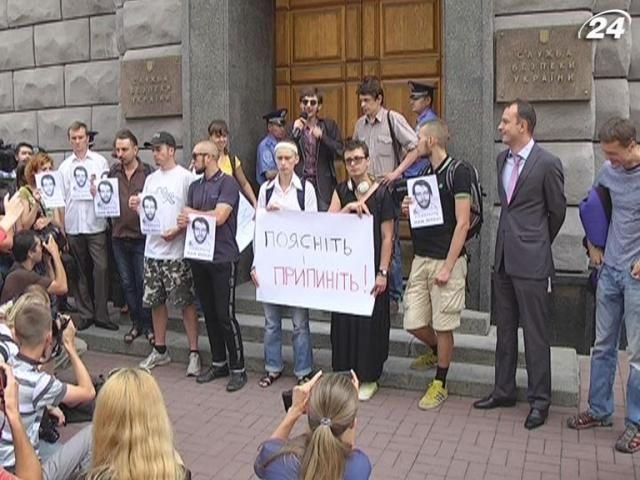 Друзі російського фотографа Юрія Барабаша пікетували СБУ Друзі російського фотографа Юрія Барабаша пікетували СБУ