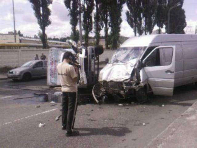 В Киеве столкнулись сразу четыре автомобиля (Фото. Видео) В Киеве столкнулись сразу четыре автомобиля (Фото. Видео)