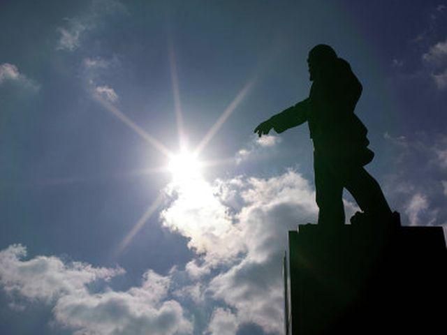 Суд дозволив знести пам’ятник Леніну в Сумах Суд дозволив знести пам’ятник Леніну в Сумах