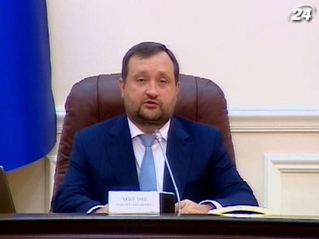 Арбузов тимчасово сів у крісло прем'єра Арбузов тимчасово сів у крісло прем'єра