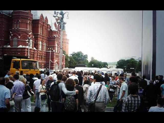 У Москві люди плескають в долоні і скандують "свободу!"