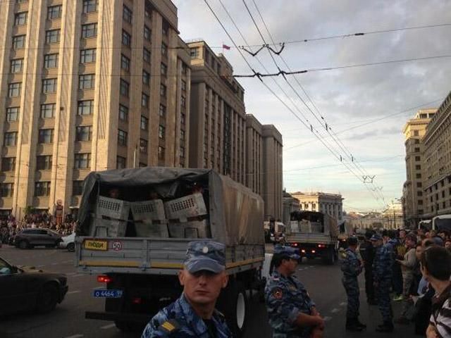 В России власти вывели на улицы военных В России власти вывели на улицы военных