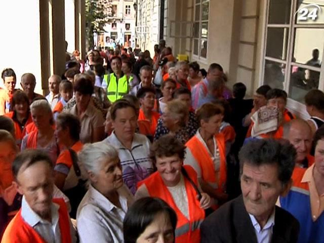 Во Львове дворники вышли на пикет Во Львове дворники вышли на пикет