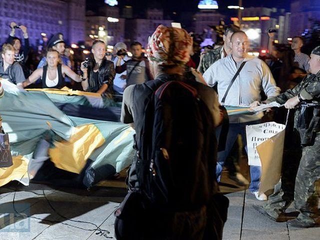 "Беркут" бив і штовхав безбожно з матюками, – журналіст про нічний напад на мітинг (Фото)