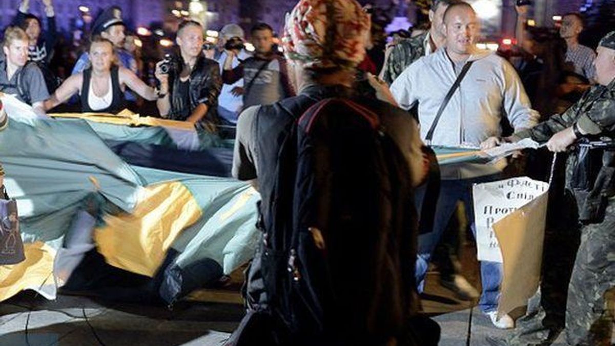 "Беркут" бил и толкал безбожно с матом, - журналист о ночном нападении на митинг (Фото) "Беркут" бил и толкал безбожно с матом, - журналист о ночном нападении на митинг (Фото)