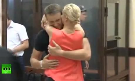 Навального звільнили з-під варти у залі суду Навального звільнили з-під варти у залі суду