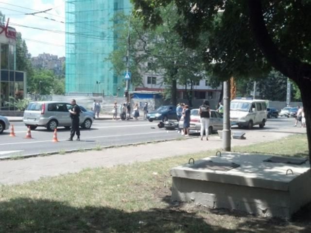 В центре Донецка расстреляли мотоциклиста В центре Донецка расстреляли мотоциклиста