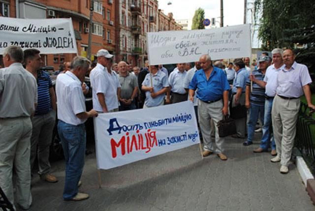 Бывшие сотрудники МВД пикетируют под зданием телеканала ИНТЕР Бывшие сотрудники МВД пикетируют под зданием телеканала ИНТЕР