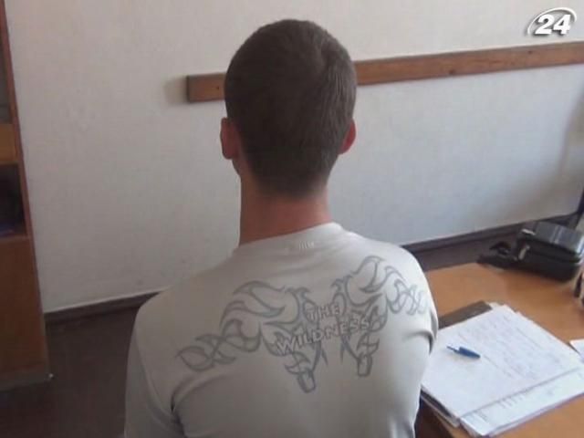 У Бердянську студенти знімали номерні знаки з авто туристів та вимагали викуп У Бердянську студенти знімали номерні знаки з авто туристів та вимагали викуп