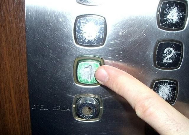 Горів 10-поверховий будинок у Києві. Обійшлося без жертв Горів 10-поверховий будинок у Києві. Обійшлося без жертв