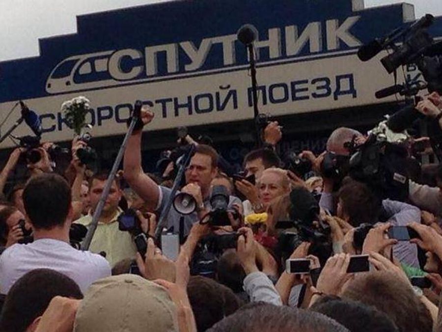 Навального в Москве встретили "заминированием" вокзала Навального в Москве встретили "заминированием" вокзала