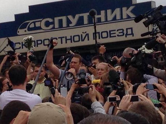Навального в Москве встретили "заминированием" вокзала