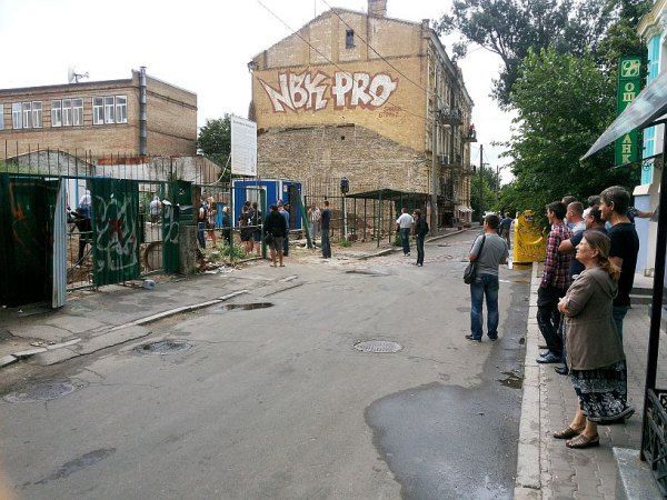 Киевляне освобождают Десятинный переулок в столице