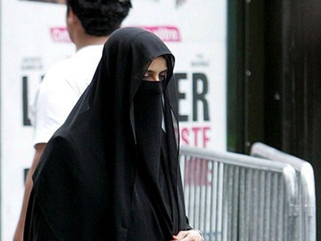 Під Парижем на поліцію напали мусульмани Під Парижем на поліцію напали мусульмани