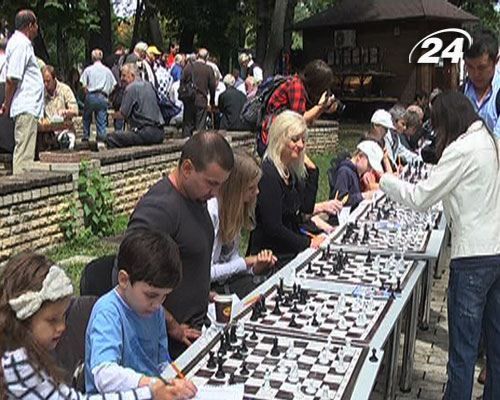 В день шахмат в столице устроили сеанс одновременной игры