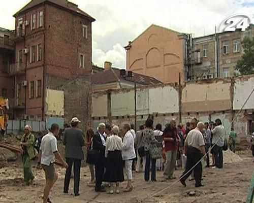 Киевляне демонтировали забор в Десятинном переулке