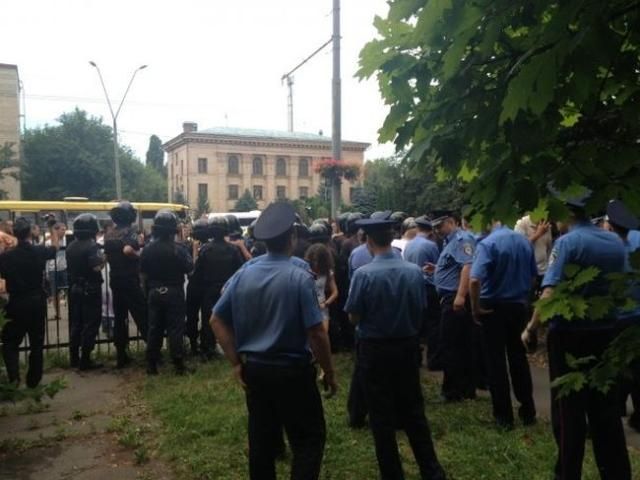 В милиции Киева допускают конфликт между милиционером и активисткой на Святошино В милиции Киева допускают конфликт между милиционером и активисткой на Святошино