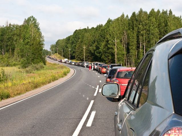 Бажаючі потрапити в Крим російські туристи - у кілометровій черзі на кордоні Бажаючі потрапити в Крим російські туристи - у кілометровій черзі на кордоні