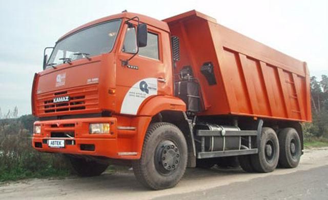 Біля Києва КАМАЗ зіткнувся з пасажирським автобусом Біля Києва КАМАЗ зіткнувся з пасажирським автобусом