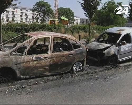 За ніч під Парижем спалили десятки авто