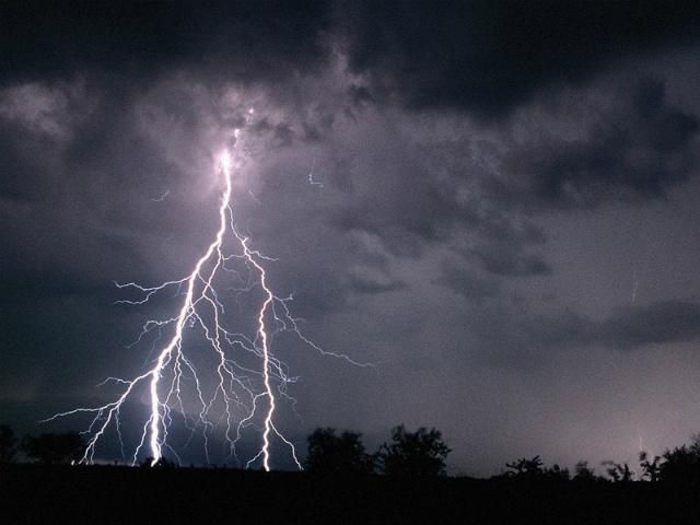 На Харьковщине из-за молнии загорелся дом На Харьковщине из-за молнии загорелся дом