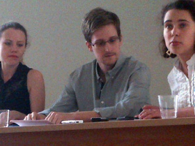 Росіянки мріють побратися із Сноуденом Росіянки мріють побратися із Сноуденом