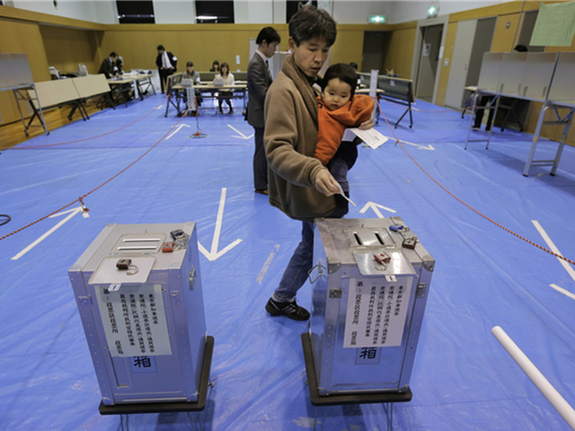 На выборах в парламент Японии побеждает правящая партия