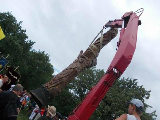 Столичный памятник Перуну простоял менее суток Столичный памятник Перуну простоял менее суток