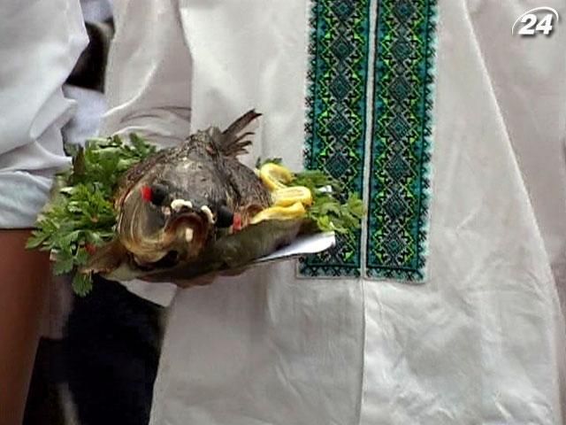 На Тернопільщині позмагалися на найсмачніше приготування коропа На Тернопільщині позмагалися на найсмачніше приготування коропа