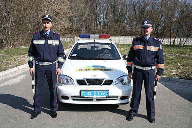 В Харькове автомобиль ГАИ попал в аварию