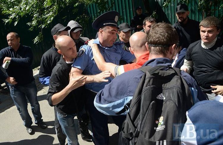 Возле разрушенного в Киеве сквера журналистов забросали камнями (Фото)