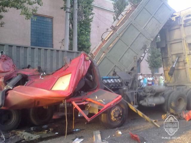 В Одесі водій заснув за кермом і влетів у "КамАЗ" В Одесі водій заснув за кермом і влетів у "КамАЗ"