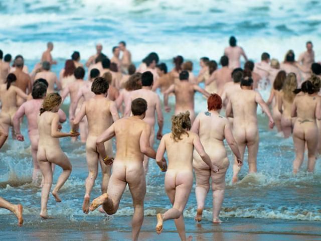 Испанские голые пловцы установили рекорд