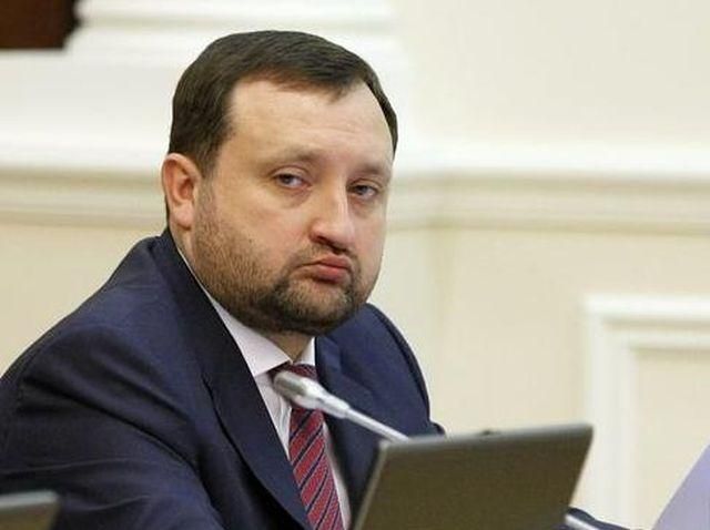 Арбузов повідомив, кому найперше даватимуть закордонні паспорти Арбузов повідомив, кому найперше даватимуть закордонні паспорти