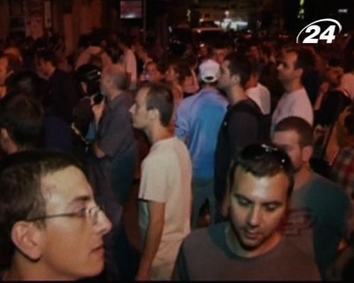 Болгарські мітингувальники на ніч заблокували можновладців у парламенті Болгарські мітингувальники на ніч заблокували можновладців у парламенті