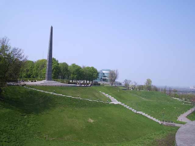 Молодики спробували здати на металолом плиту з постаменту Вічного вогню Молодики спробували здати на металолом плиту з постаменту Вічного вогню