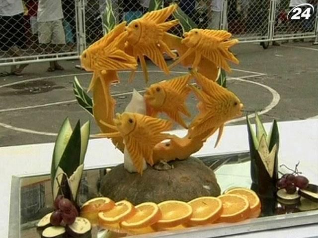 На Филиппинах вырезали ледяные и гастрономические скульптуры На Филиппинах вырезали ледяные и гастрономические скульптуры