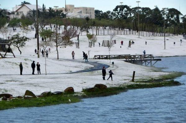 В Бразилии впервые за 30 лет выпал снег В Бразилии впервые за 30 лет выпал снег