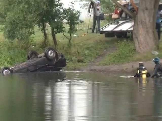 На Харківщині "Ланос" впав із мосту: загинуло троє людей (Відео)