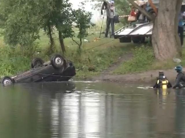 На Харьковщине "Ланос" упал с моста: погибли три человека (Видео)