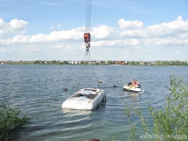 Українці втопилися, злетівши на авто з мосту у воду Українці втопилися, злетівши на авто з мосту у воду