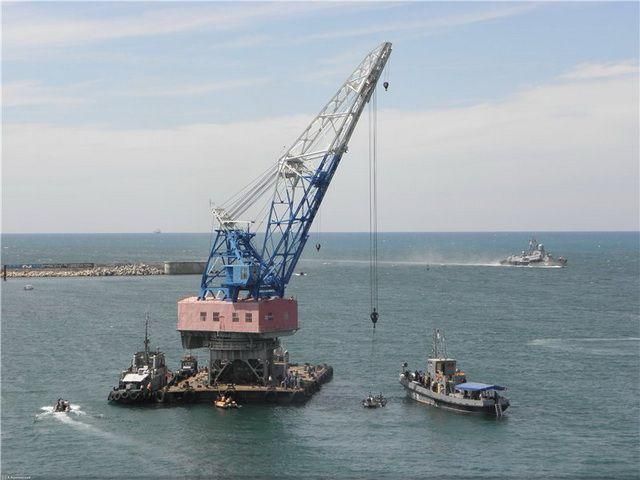 Під час репетиції параду для Януковича зламався корабель і потонув бронетранспортер Під час репетиції параду для Януковича зламався корабель і потонув бронетранспортер