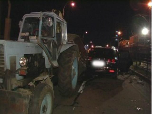 У Києві Volkswagen в'їхав у трактор: є поранені У Києві Volkswagen в'їхав у трактор: є поранені