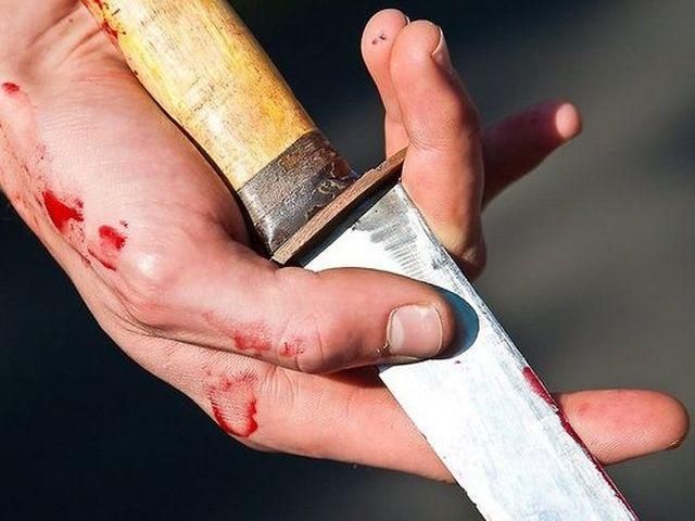 В Киеве во время тест-драйва клиент порезал ножом стажера автосалона В Киеве во время тест-драйва клиент порезал ножом стажера автосалона