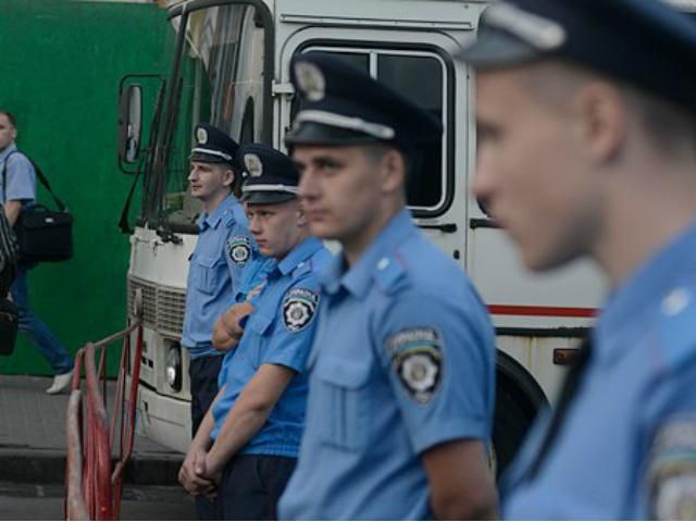 Міліція не пускає вірян на Володимирську гірку навіть за запрошеннями 