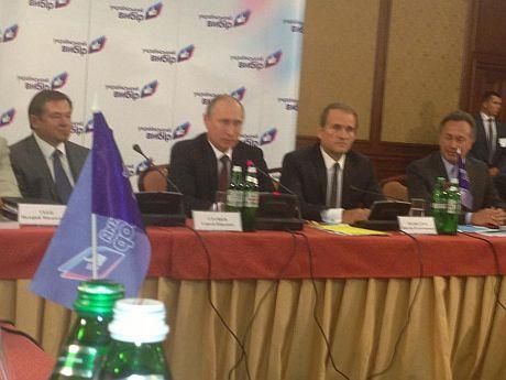 Після урочистостей Путін поїхав на круглий стіл до Медведчука Після урочистостей Путін поїхав на круглий стіл до Медведчука