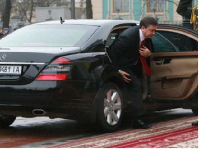 Кортеж Януковича едва не попал в аварию (Видео)