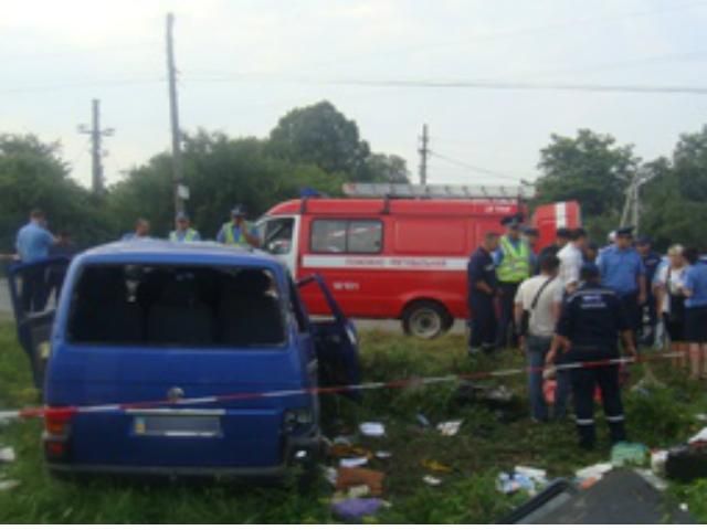 У Чернівцях автомобіль зіштовхнувся з потягом. Одна людина загинула У Чернівцях автомобіль зіштовхнувся з потягом. Одна людина загинула