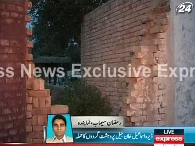 В Пакистане террористы атаковали тюрьму: 300 заключенных сбежали В Пакистане террористы атаковали тюрьму: 300 заключенных сбежали